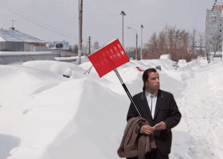 John Travolta en una d las escenas más famosas de Pulp Fiction pero con un fondo modificado: una carretera llena de nieve. Soy Carmen Miravalls. Mentora de negocio epecializada en Embudos de Venta Automatizados por Email Marketing.